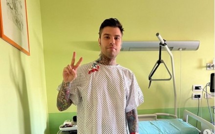 Fedez ancora in ospedale, è tornato in sala operatoria per un'emorragia